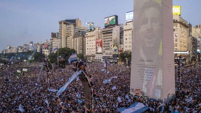 阿根廷球迷在首都布宜诺艾利斯庆祝世足摘冠。（美联社）