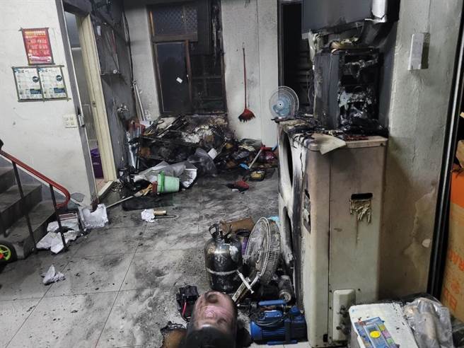 台中市大里区中兴路1段一住宅20日凌晨00时39分传出火警，消防人到场发现，建物1楼后侧堆放之物品起火燃烧，消防人员不到20分钟就将火势扑灭，幸无人伤亡。（民眾提供／潘虹恩台中传真）