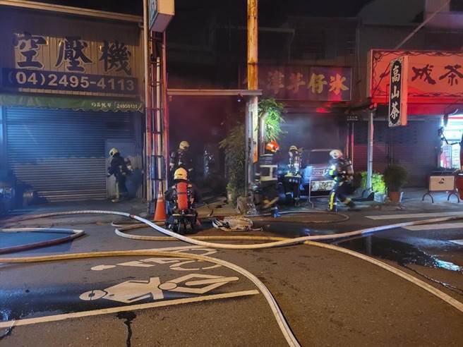 台中市大里区中兴路1段一住宅20日凌晨00时39分传出火警，台中市消防局获报立即出动3个分队19位消防人员前往抢救，不到20分钟即将火势扑灭，详细起火原因尚待火调人员进一步调查厘清。（民眾提供／潘虹恩台中传真）