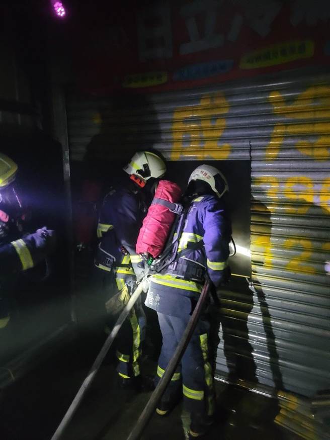 消防人员到场先将紧闭的铁卷门切割出一入口，进入屋内发现为1楼后侧存放的家电用品燃烧起火，详细起火原因尚待火调人员进一步调查厘清。（民眾提供／潘虹恩台中传真）