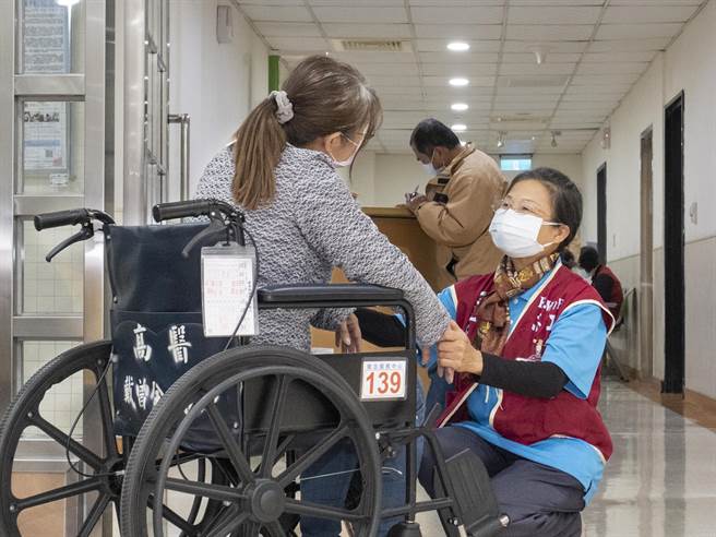 高雄醫學大學附設中和紀念醫院精神科門診志工黃碧珍奉獻超過20年，時數累計8000多小時，日前榮獲衛生福利部「全國志願服務」金牌獎。（高雄醫學大學附設中和紀念醫院提供／袁庭堯高雄傳真）