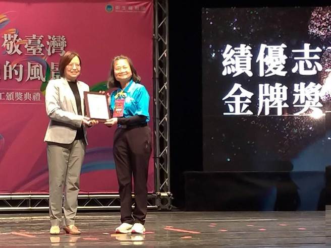 黃碧珍無私助人的態度受到肯定。（高雄醫學大學附設中和紀念醫院提供／袁庭堯高雄傳真）