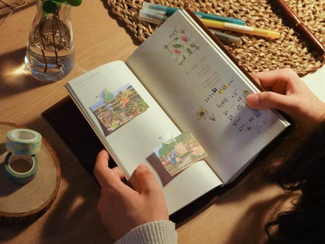 藉由万金杜鹃花卉手帐，纪录2023年生活，现在只要前往「新北市农业局-稼日莳光」脸书活动页面留言抽奖，就有机会获得压轴放送的手帐本。(黄敬文翻摄)