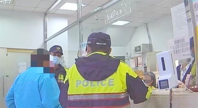 日南派出所员警到大甲农会信用部，发现叶男神情慌张，深入调查了解案情。(警方提供)