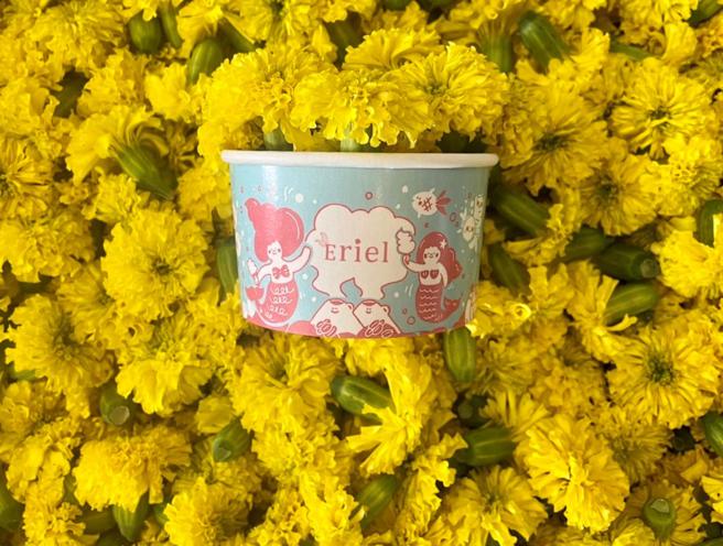 由青年局「创业O'star」平台辅导的爱莉儿食品生技，发挥社创价值将鱼胶原蛋白与高雄茂林万寿菊结合，连结高雄的海洋与森林。(高雄市青年局提供) 