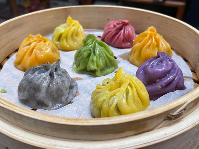 由青年局「创业O'star」平台辅导的爱莉儿食品生技，发挥社创价值将鱼胶原蛋白与高雄茂林万寿菊结合，连结高雄的海洋与森林。(高雄市青年局提供) 