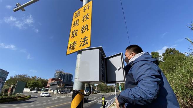 警方与承包商正加紧测试科技执法设备，提醒驾驶人务必遵守交通规则，以免遭取缔受罚。(于家麒摄)