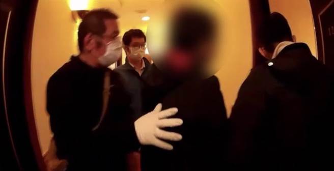 警方经过多日埋伏跟监，终于在新竹县某旅馆内找到简嫌及其同伙。（翻摄照片／王惠慧新竹传真）
