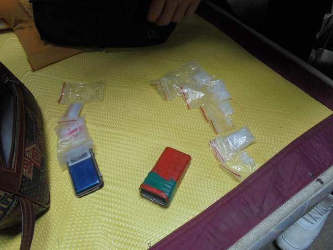 警方在现场查获毒品及作案用手机。（翻摄照片／王惠慧新竹传真）