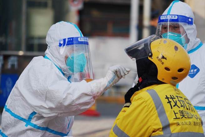 继稍早的苏州、无锡，芜湖与山东等地后，深圳、杭州、长沙也逐渐被閒置核酸採样亭改造为诊疗站。图为大陆青海西寧市，外卖小哥进行核酸检测。（中新社资料照片）
