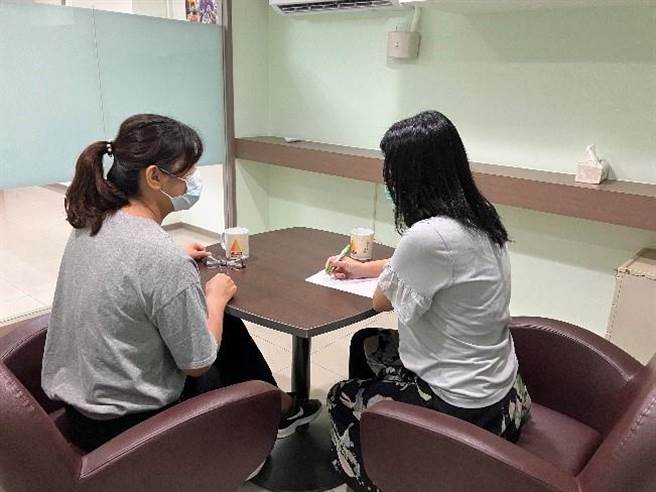 新北续航中心职涯谘询提供专业谘询师，透过晤谈瞭解小兰的职场压力来源并提供建议。（新北市劳工局提供）