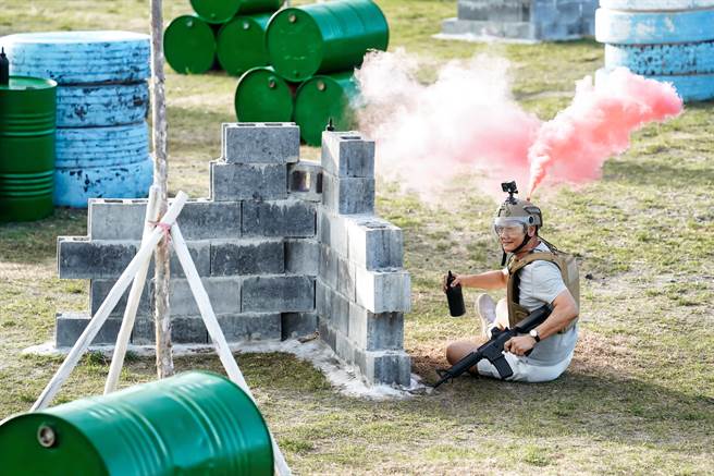 徐乃麟战败，头上冒出粉红色烟雾。（东森提供）