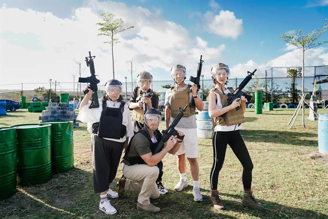 锺欣凌（左起）、法比欧、石知田、徐乃麟、锺瑶。（东森提供）