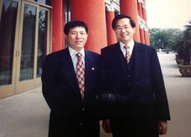 前立法委员蔡启芳（左）在脸书上痛批，民进党大败，该检讨的没有人敢说。（摘自蔡启芳粉丝专页）