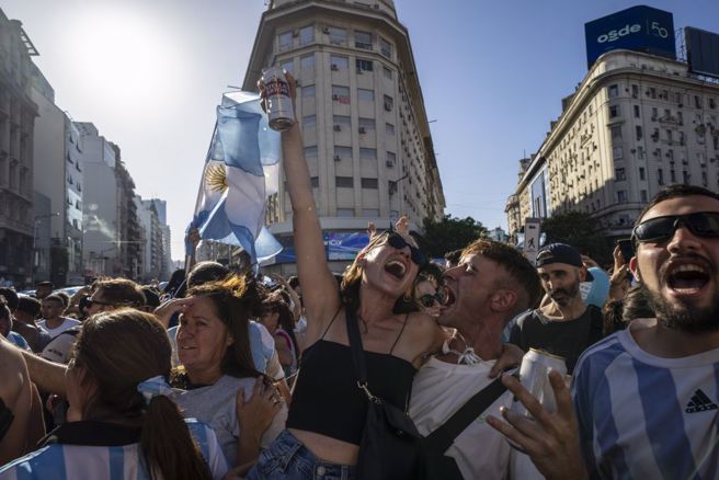 阿根廷球迷在首都布宜诺艾利斯大肆庆祝。（美联社）