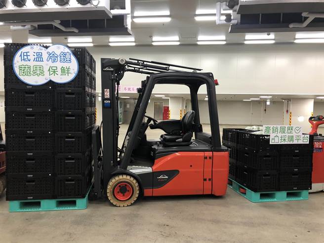 台北农产运销公司于20日在第二果菜批发市场启用低温卸货拍卖区。（张芷瑜摄）