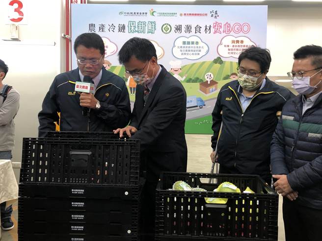 北农总经理翁震炘（左一）介绍新式折迭篮的使用方法。（张芷瑜摄）