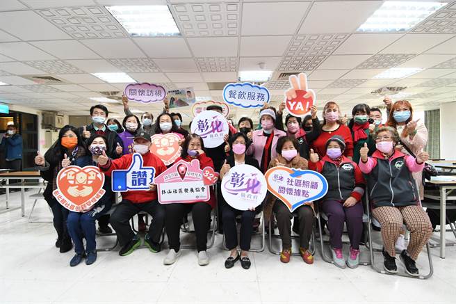 卦山社区理事长叶镫淑说，社区照顾关怀据点已运作4个多月，算是相当上手，每周二提供午餐，服务100多位学员，非常感谢王县长协助，前来关心大家。（吴建辉摄）