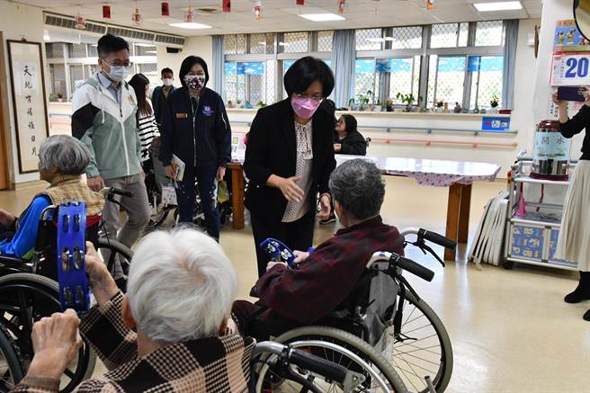 王惠美表示，自她上任以来，积极推动社区照顾据点，目标要在全县591个村里都有1个社区照顾关怀据点，如今经过４年努力，彰化已经有327个社区关怀据点。（吴建辉摄）