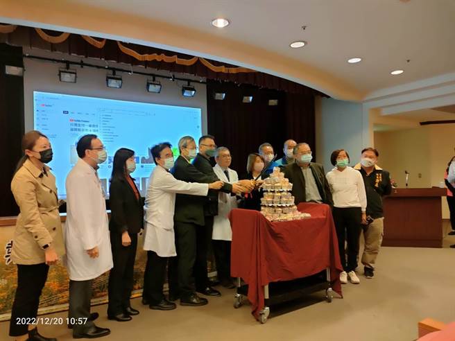 卫福部彰化医院20日迎来54周年院庆，全院总动员一起欢喜切下生日蛋糕。(部彰医院提供／吴建辉彰化传真)