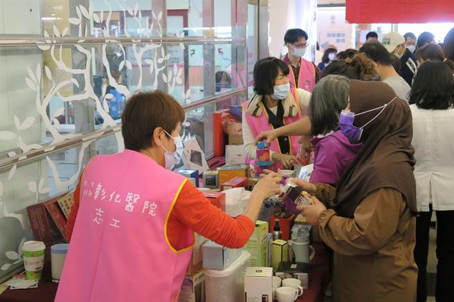  活动现场还有年年举办的济助贫病爱心义卖会，吸引许多病友、家属前来支持，抢购做爱心。(部彰医院提供／吴建辉彰化传真)