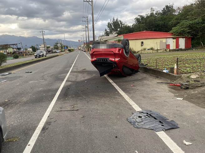 宜兰县头城镇昨19日下午3时许，1辆自小客车驾驶一时恍神擦撞分隔岛，滑行后翻覆、四轮朝天。（宜警礁溪分局提供／吴佩蓉宜兰传真）