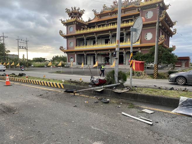 1辆自小客车驾驶一时恍神擦撞分隔岛，滑行后翻覆、四轮朝天，还撞倒交通号志杆。（宜警礁溪分局提供／吴佩蓉宜兰传真）