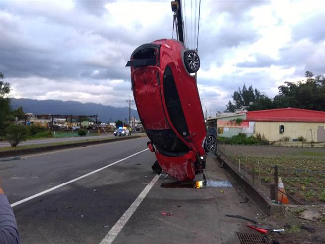车祸现场由处理员警进行交通疏导，联络拖吊车拖吊及头城工务段清除现场。（宜警礁溪分局提供／吴佩蓉宜兰传真）