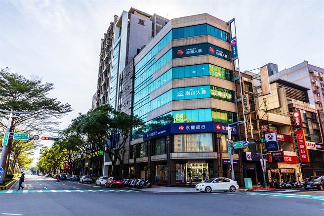 新竹县公告土地现值，依然由竹北市光明六路和县政九路口的永丰银行蝉联「地王」，公告土地现值每坪92.2万元。 （ 罗浚滨摄）