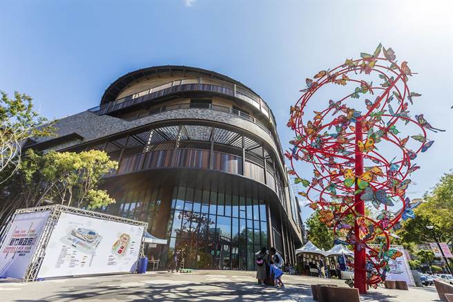 新竹县全县土地现值平均调幅较去年上涨2.66％，大远百竹北店区段每坪91.9万元晋升「地后」。（罗浚滨摄）