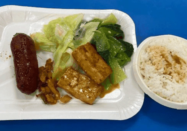 網友分享自助餐內容，要價110元。（翻攝爆怨公社）