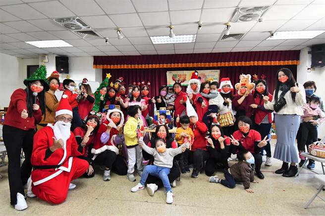 圣诞节倒数，许多民眾陆续开始交换礼物，20日和仁国小志工队装扮成圣诞老人模样，到彰化家扶与慢飞天使同乐，县长王惠美也现身。（彰化县政府提供／吴建辉彰化传真）