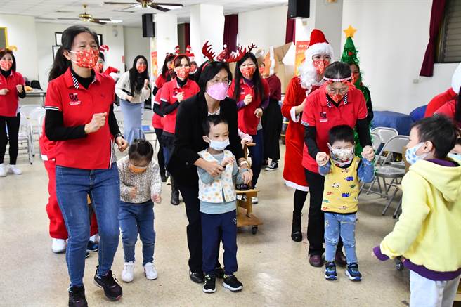 王惠美表示，和仁国小志工队已经连续13年到家扶传爱，让人觉得相当窝心，期盼更多人能加入家扶行列。（彰化县政府提供／吴建辉彰化传真）