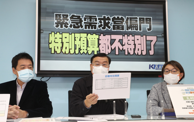 国民党立法院党团副书记长吴怡玎（右起）、总召曾铭宗、立委费鸿泰20日召开「紧急需求当偏门 特别预算都不特别了」记者会。（刘宗龙摄）