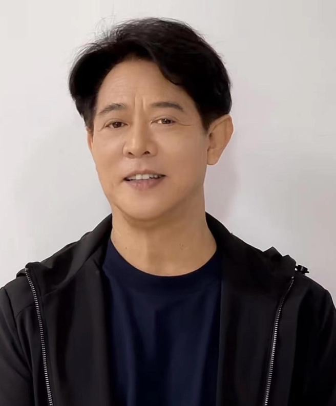 李连杰一头黑髮回春模样状态相当不错。(图/截图自微博)