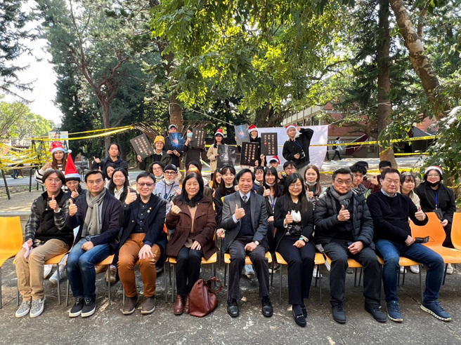 2022東海大學工設週開幕式師生合影。(照片/東海大學提供)