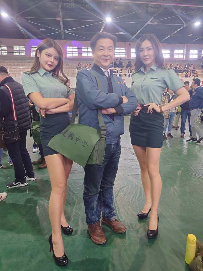 律师吕秋远（图中）日前返回建中参加同学会，当日现场出现2名火辣女模特儿扮演教官，炒热活动气氛。（翻摄自吕秋远脸书）