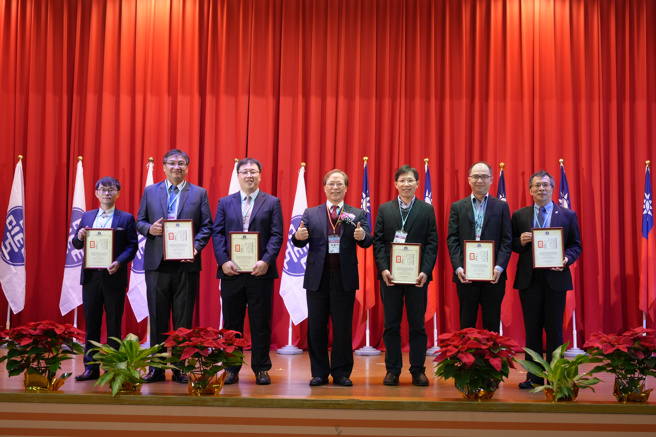 中国电机工程学会于12月16日举行111年会员暨会员代表大会。颁发111年「杰出电机工程教授奖」，今年全国共七位教授获奖。(照片/东海大学提供)