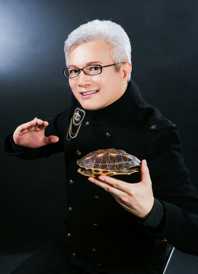 命理大師蔡上機談2023年12生肖地產運勢，其中肖鼠等 4生肖將大發利巿。(照片蔡上機提供)