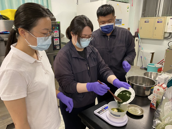 「藻启」团队将浒苔添加至不同甜品，重新排列组合，创造商机。(照片/慈济科大提供)