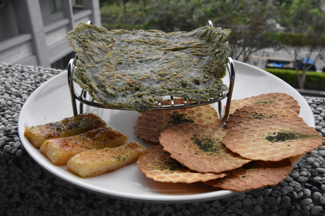 团队结合在地特色，推出道地伴手礼，增加观光人潮和经济效益。(照片/慈济科大提供)