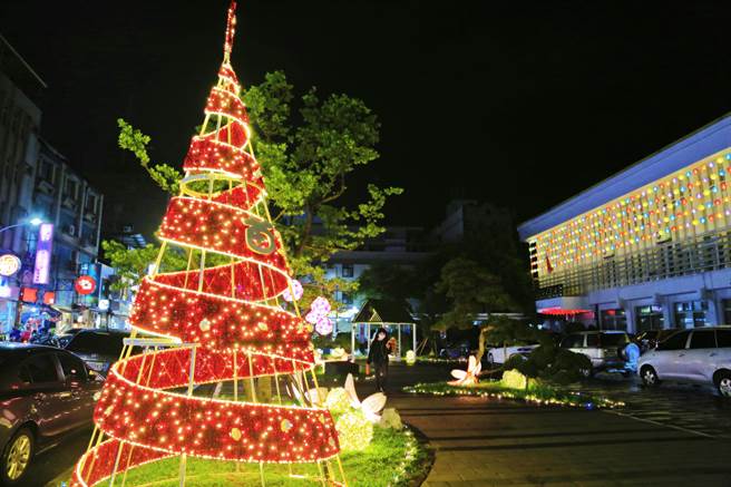 「花現苗栗」及「苗栗花城 」兩處燈區，以「花」和「發」的諧音和象徵，祝福苗栗市「花開富貴」，在新的一年一路發、發、發。（苗栗市公所提供／李京昇苗栗傳真）