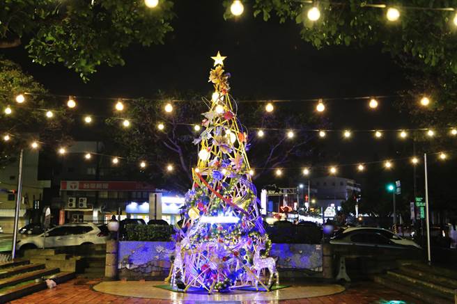 好客廣場有以30朵冰晶玫瑰裝飾的紅色旋轉花塔，營造唯美浪漫氛圍。（苗栗市公所提供／李京昇苗栗傳真）