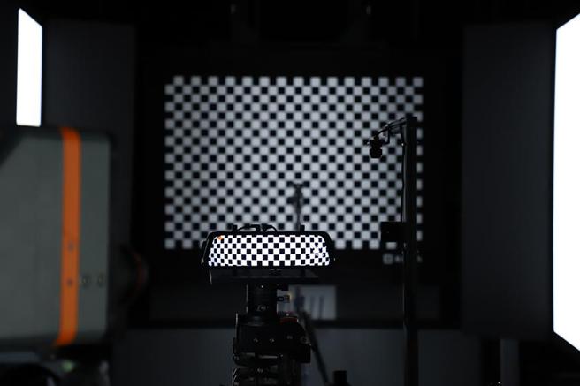 （车辆中心建置可对应国内、外法规要求的电子后视镜检测能量，协助业者抢商机。图／车测中心提供）