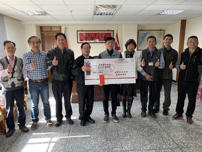 台電苗栗區前往通霄警分局頒贈破案獎金。（台電苗栗區提供／李京昇苗栗傳真）