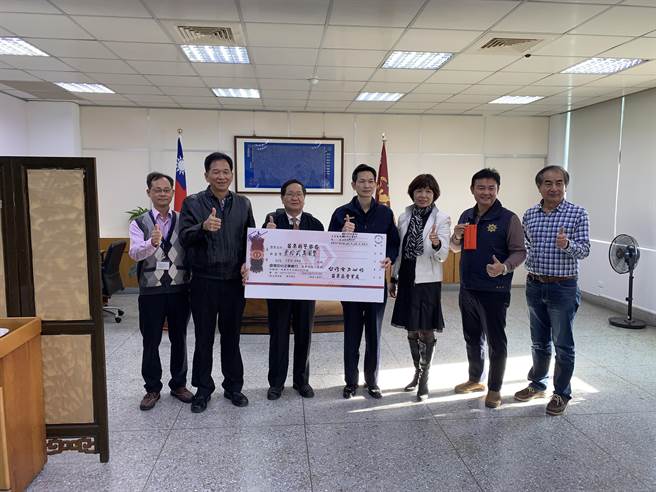 台電苗栗區前往苗栗警分局頒贈破案獎金。（台電苗栗區提供／李京昇苗栗傳真）