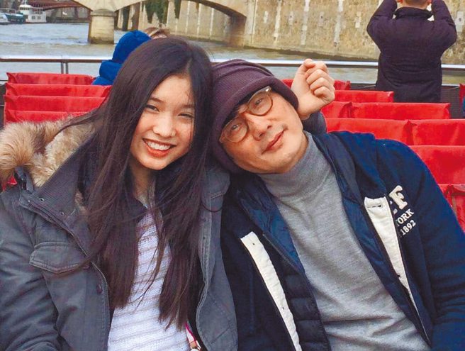 包小柏(右)與女兒感情很好。(圖/包小柏 FB)