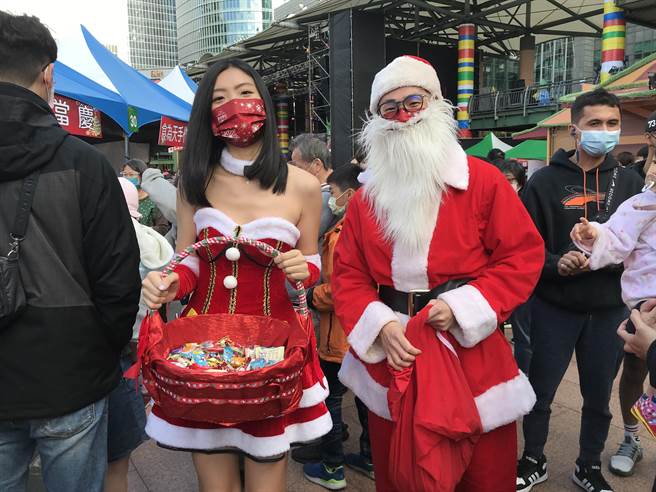 新北欢乐耶诞城最具宗教特色的平安晚会将在12月25日于市民广场登场，现场有爱心园游会、明星演唱、知名福音团体表演等，并联合新北市超过50个教会牧师群，引领现场千人诗班报佳音。（蔡雯如摄）