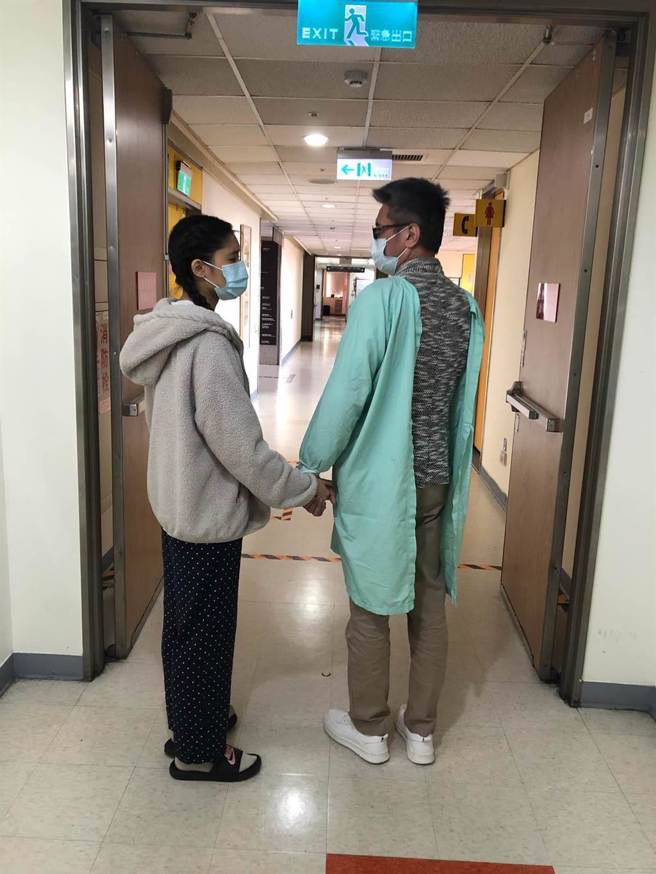 包小柏盼望女兒在另一個世界有好好生活。(圖/包小柏 FB)