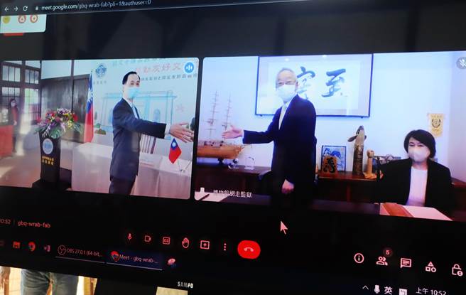 嘉义监狱典狱长吴永杉与网走监狱保存财团理事长北野清丸代表签订「推动友好交流协定」，双方并隔空握手。（吕妍庭摄）